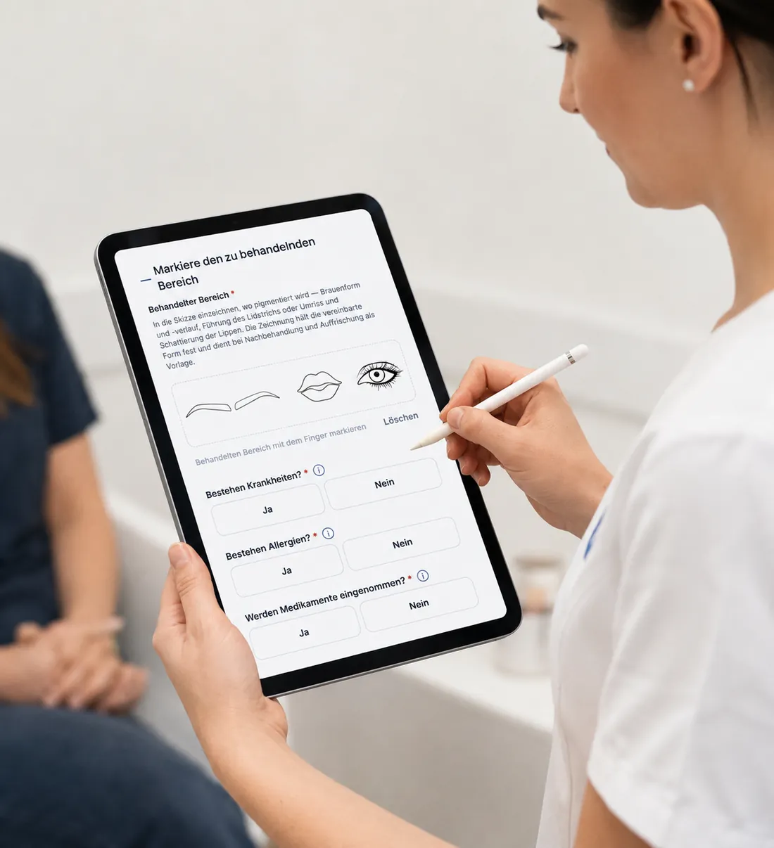 Behandlerin markiert auf dem iPad mit dem Pencil den zu behandelnden Bereich in einer Skizze.