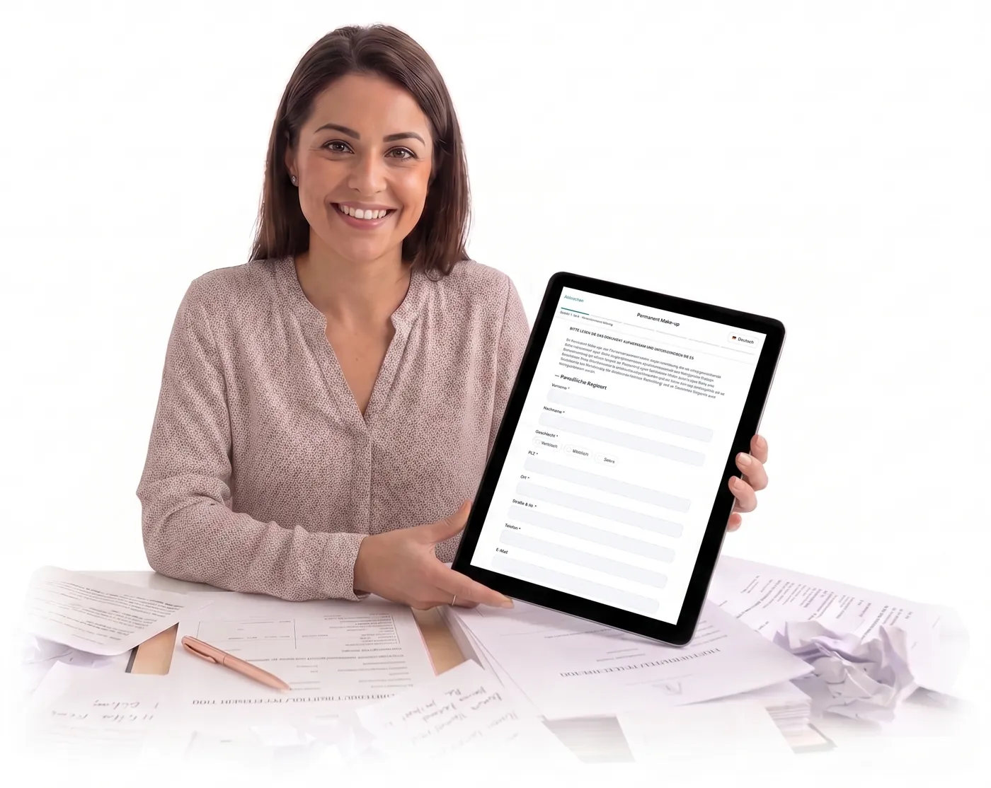 Dieselbe Mitarbeiterin hält lächelnd ein iPad hoch, auf dem der ausgefüllte Bogen für Permanent Make-up steht.