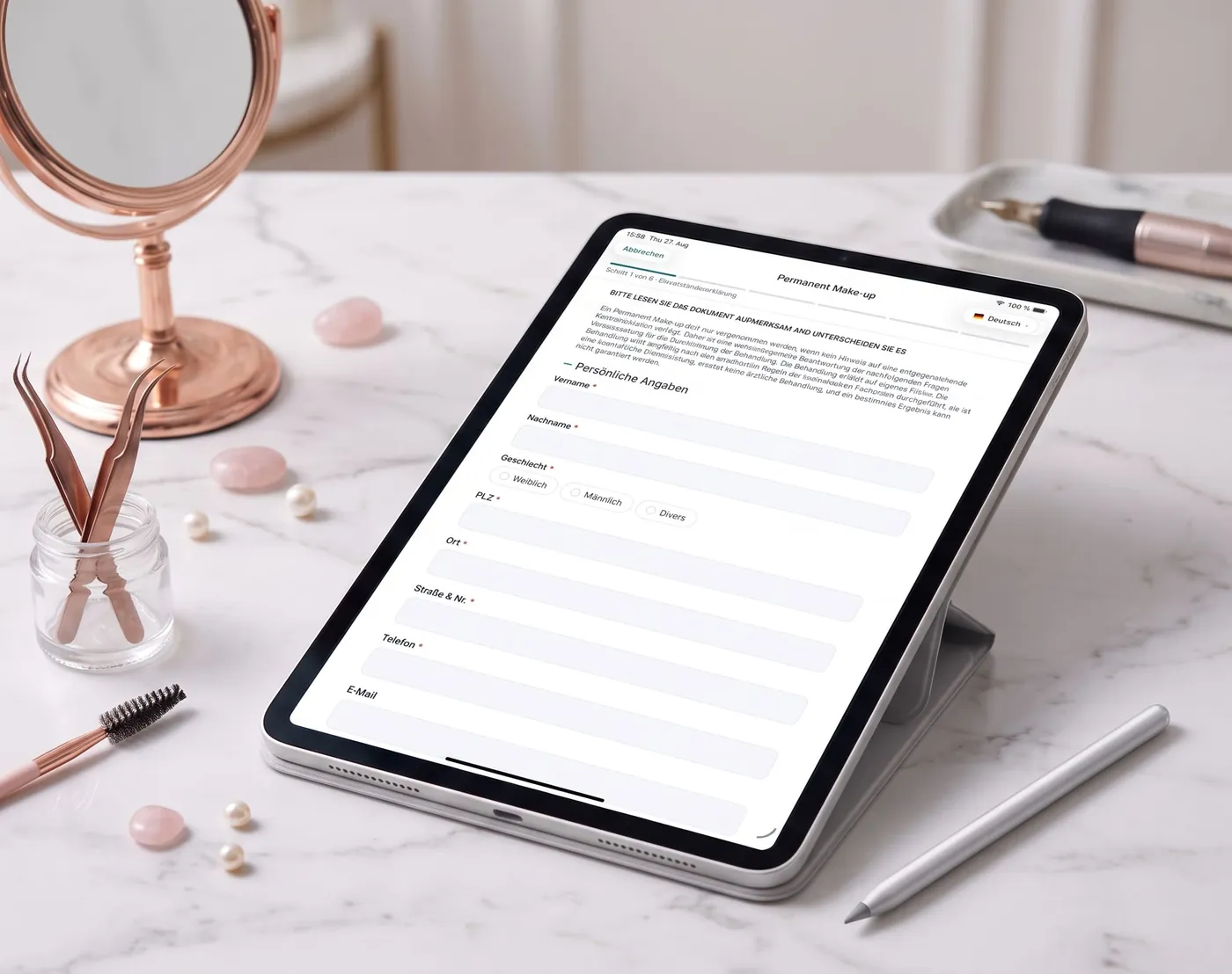 iPad auf einem Kosmetiktisch, darauf der Einwilligungsbogen für Permanent Make-up.
